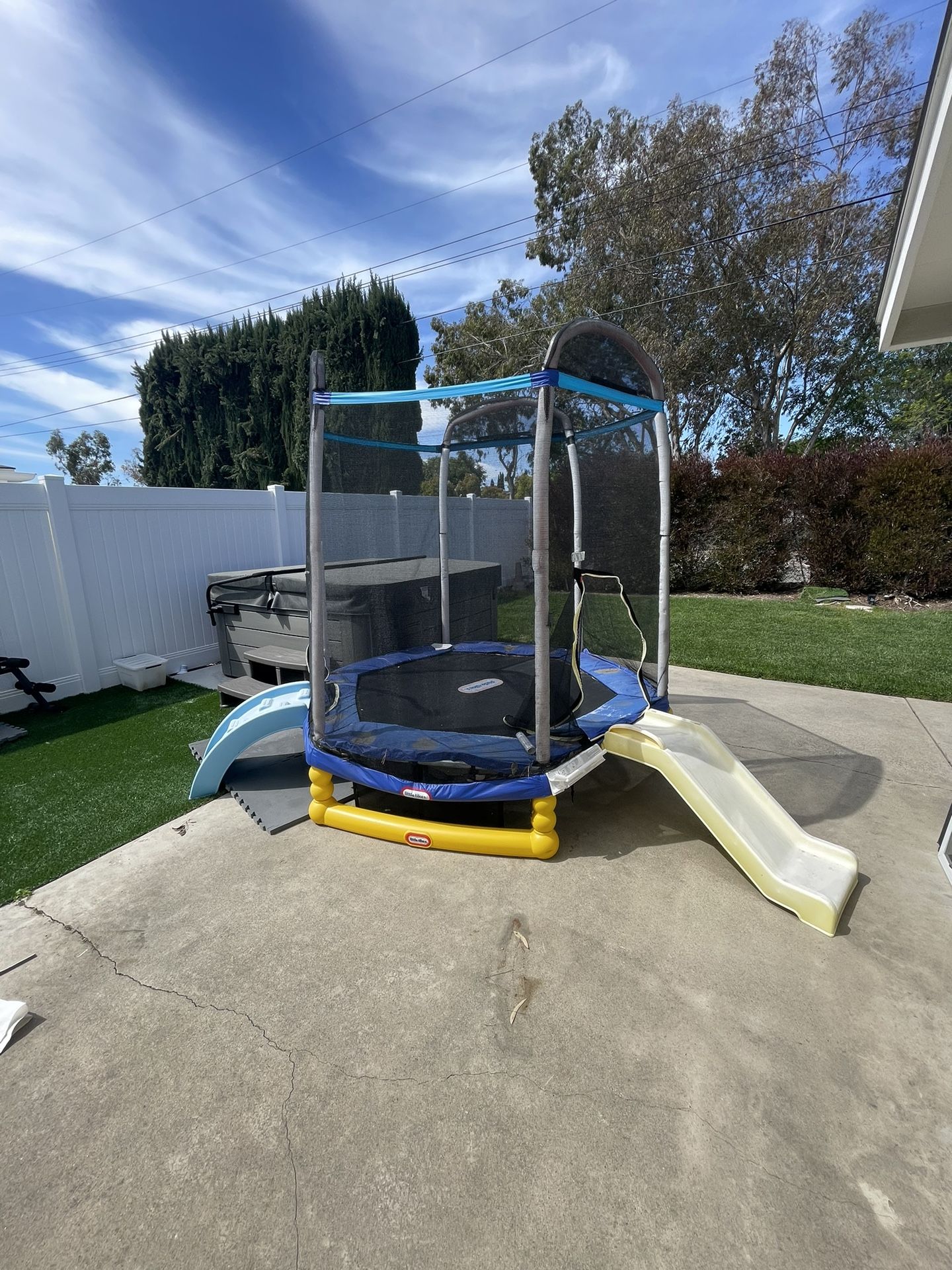 Little Tikes Climb And Slide 7’ Trampoline