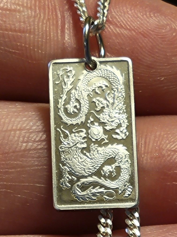♧ 999 Fine Silver Dragon & Grace Pendant Charm -2.5g - 30mm - New - Handmade ☆
Dragon & Grace" pendant, which is a silver pendant featuring a detai
