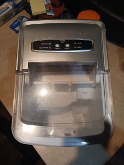 Ice cube maker
