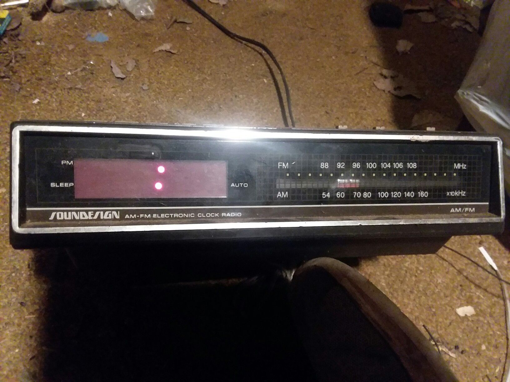 Vintage Clock Radio AM/FM (SOUNDESIGN) $10 obo