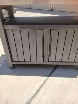 You can use out in the backyard patio. Wherever you choose to, it has wheels.\n An aluminum top.