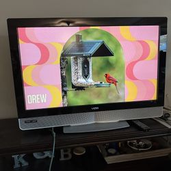 32” Inch Tv With Remote, Great For Sports/gaming, Picture Is Perfect! 