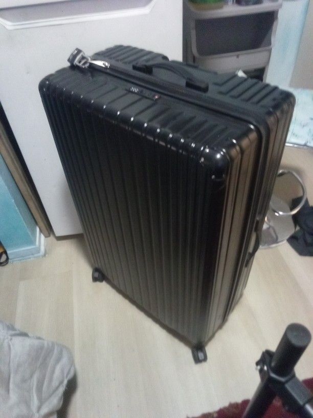 A.L.I.  Max Stop Luggage