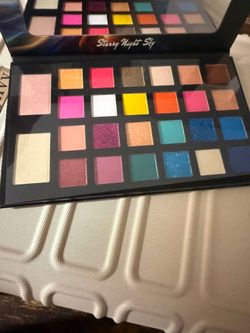 Brand new eye shadow pallets