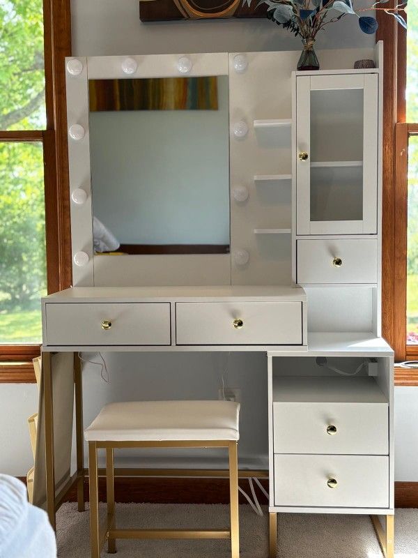 Vanity with Stool And Lights