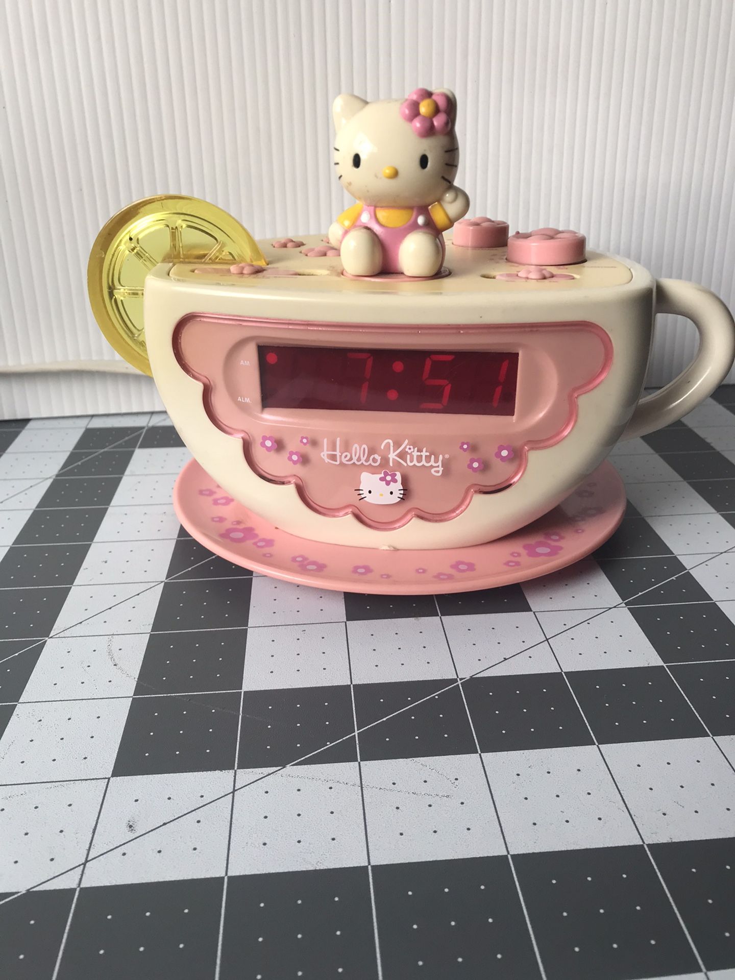 2003 Sanrio Hello Kitty Tea Cup Alarm Clock Radio w/ Lemon Slice Nightlight