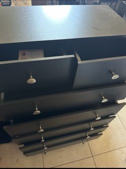 Dresser and jewelry mirror set