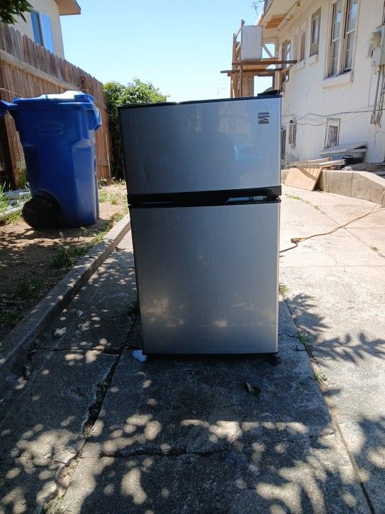 Small 33x19 Kenmore Refrigerator