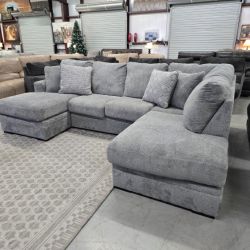 Beautiful Gray U-shaped Sectional Couch 🛋