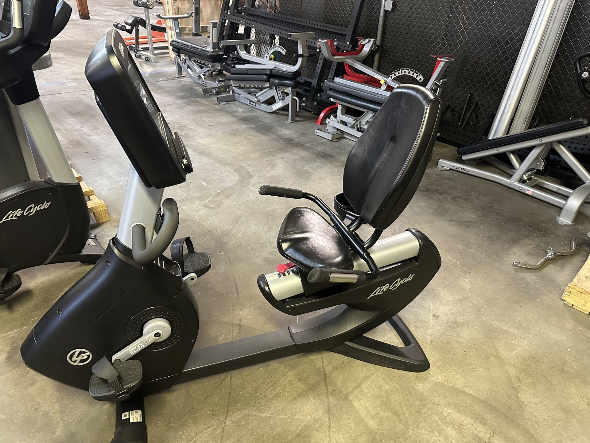 LIFE FITNESS 95RS RECUMBENT BIKES WITH DISCOVER SE CONSOLE MINT CONDITION READY 4 PICKUP/DELIVERY