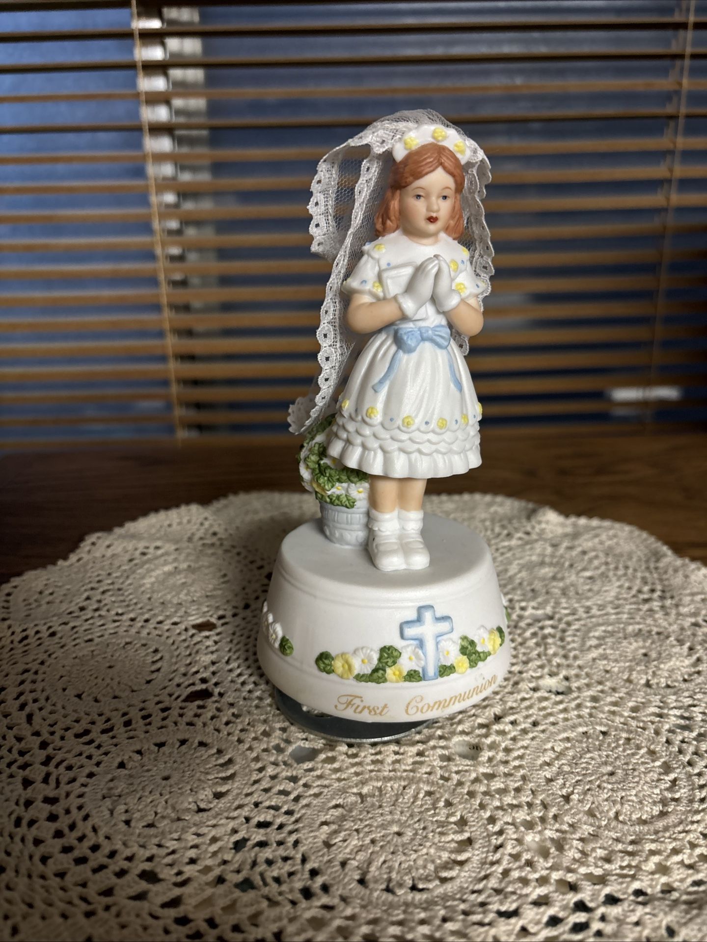 San Francisco Music Box Company 1994 First Communion rotating music box  plays The Lord’s Prayer 6.5”
