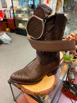 Set de botas vaqueras de piel con cinturón