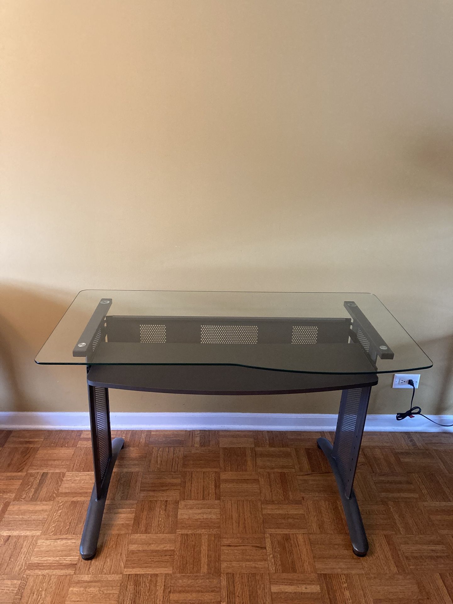 Glass Top Desk with Adjustable Height / See all pictures posted / Good condition / Pickup in Lake Zurich