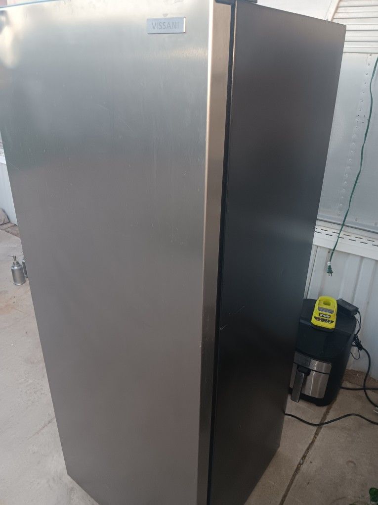 Vissani Fridge/freezer In one