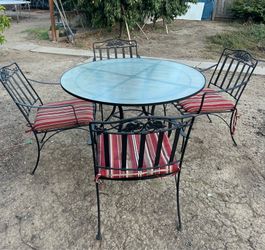SET DE PATIO LAS SILLAS SON DE PURO METAL