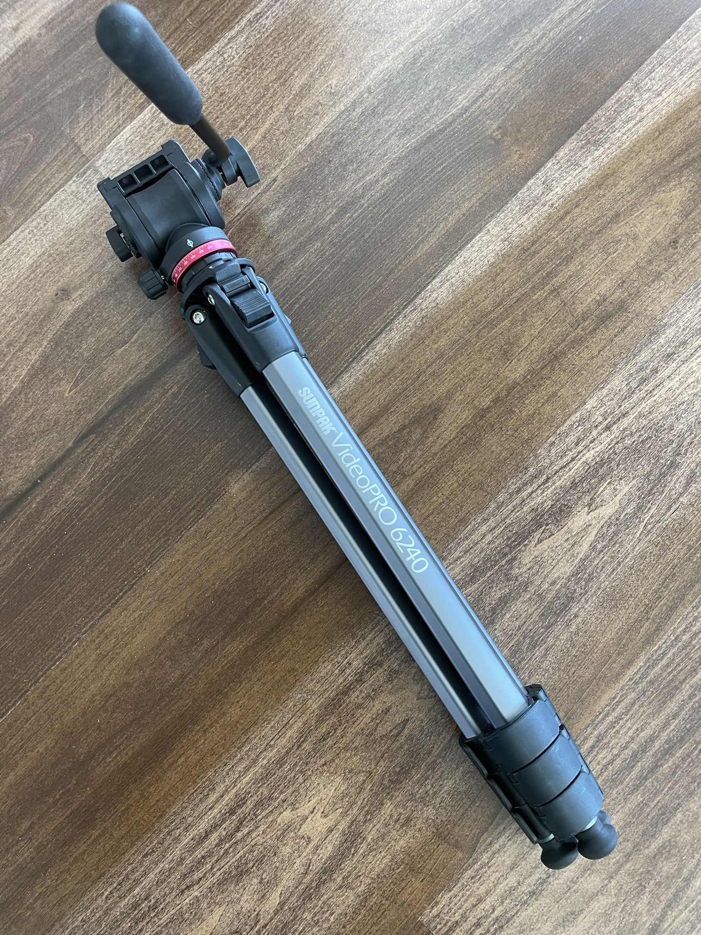 Like new Sunpak - 6240DLX 62" Tripod