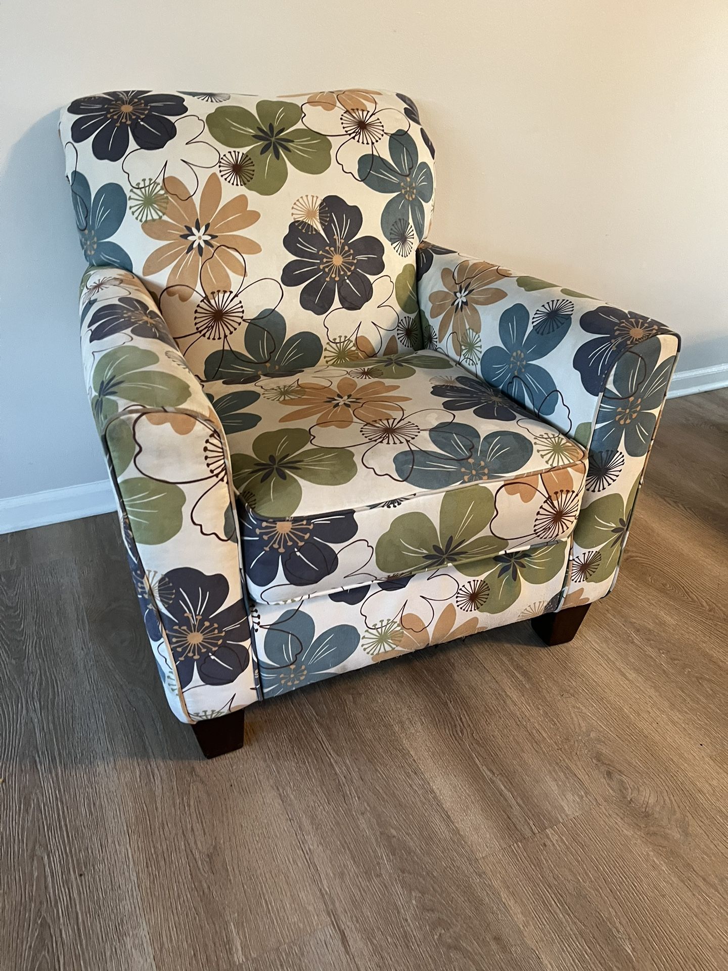 Arm Chair !! Delivery Available ๐!! Dimensions: 35โ Depth x 36โ Height x 34โ