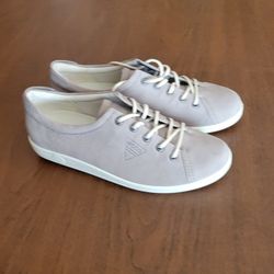 Ecco Soft 2.0 Stylish Fibre System Walking Shoes Womens sneakers Size 
6-6.5 New, no tags, Original box is missing.
Size 6-6.5 USA, EUR 37.
Weight 15o