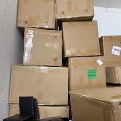 Brand-new Amazon inventory—mixed merchandise suitable for both wholesale and retail. Each pallet contains 8 large boxes.