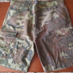 Levi's  Camo Cargo shorts Like New 38W