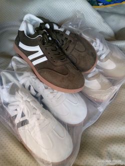 Tennis shoes