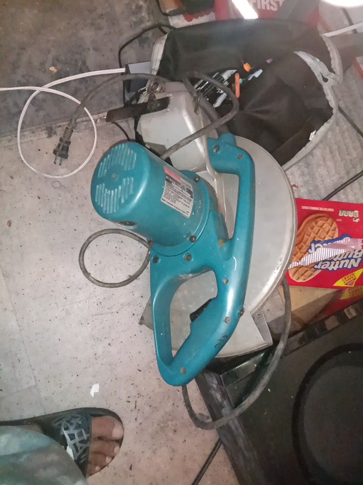 Makita 4214NB