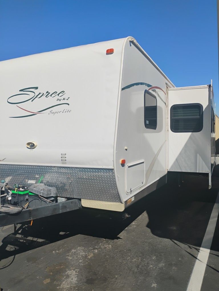One Owner 2009 SP R E E Super Light 29 Ft With Super Slide Out
