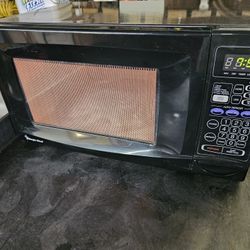 Magic Chef MCD11E3B Microwave Oven In Great Shape