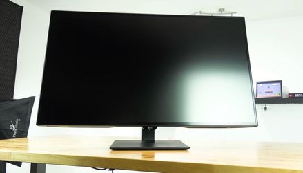 LG 43” 4K UHD IPS Monitor – USB-C, HDMI, DisplayPort – 43UD79-B