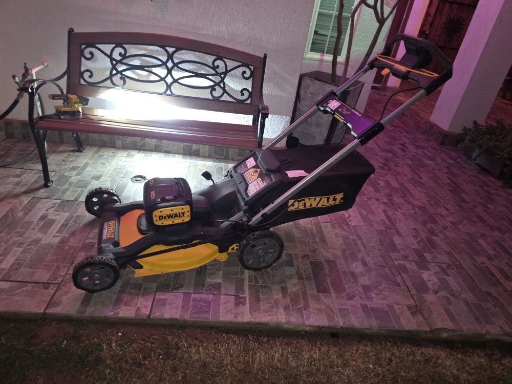 Dewalt 20v +20v Push MOWER ( TOOL ONLY)