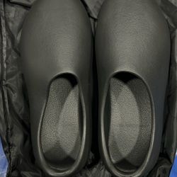 New Yeezy Shoes Asking 40$ Size 10