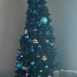 9ft Green  Christmas Pre-Lit Tree For Sale 