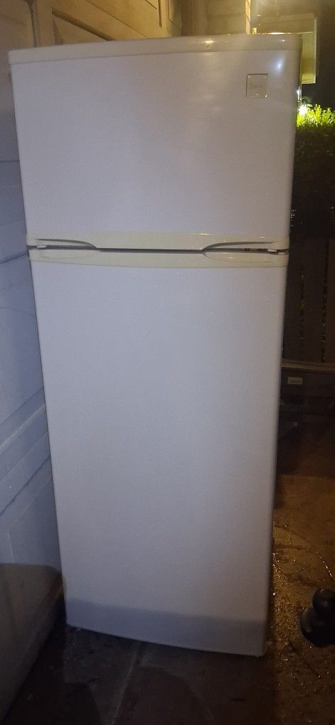Avanti 7.3cuft Freezer Top Refrigerator 👍 Dorm Kitchen Garage Office Break Room