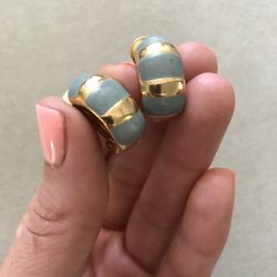 Vintage. 14kt gold plated and green gemstone wheel earrings Huggies clip on vintage  Beautiful unique clip on earrings. Flawless Wheel Hoop earrings y