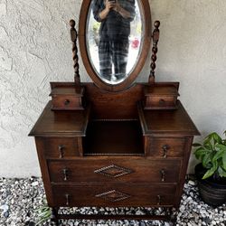 Vintage Dresser With Mirror. 