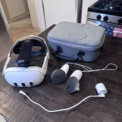 Meta Quest 3 512 Gb, 2 controllers, carrying case, charging strap