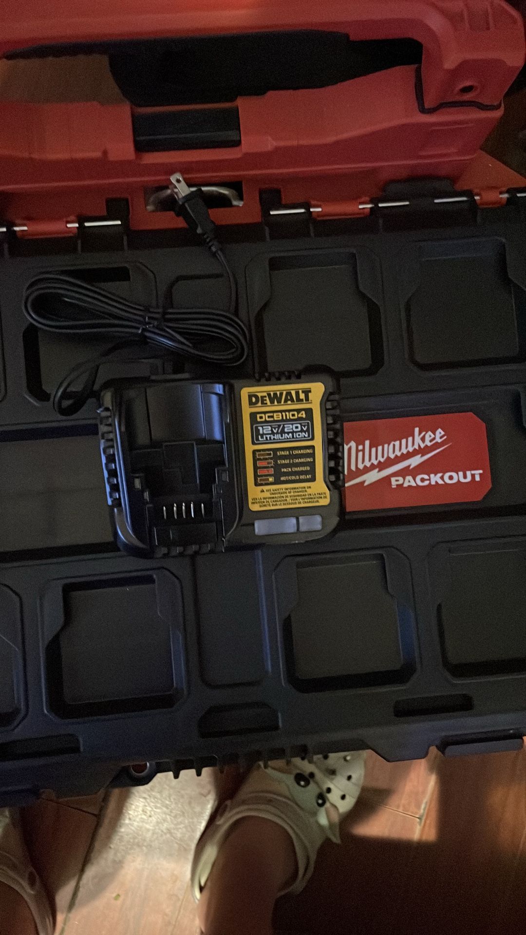 Dewalt 12 v/20v DCB1104 Charger