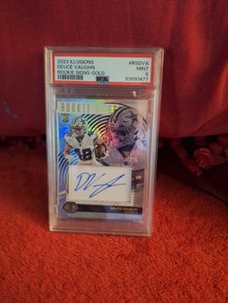 2023 Illusions - Deuce Vaughn - Rookie Signs-Gold - Autographed & #20/25
