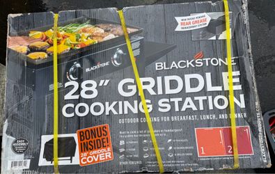 Blackstone Adventure Ready 2-Burner 28" Propane Griddle with Foldable Locking Legs with accessories