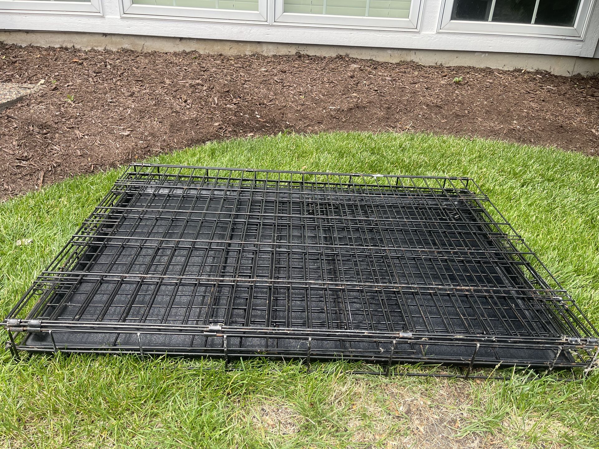 Dog Crate L: 42-in L x 28-in W x 30-in H