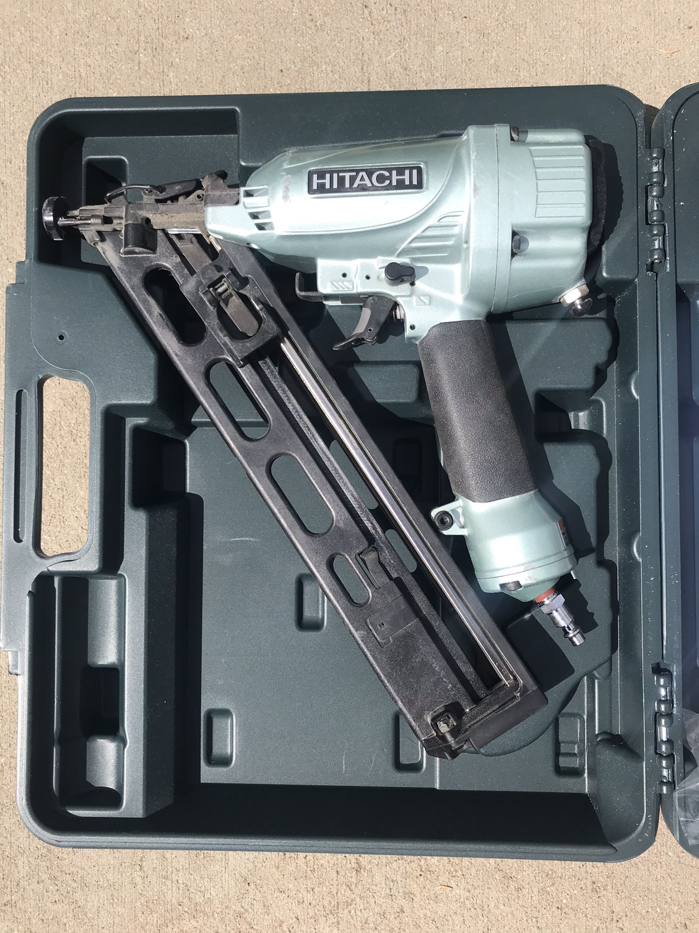 Hitachi 2.5-in 15-Gauge Finish Nail Gun