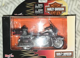 2006 Harley Davidson Ultra Classic Electra Glide is a limited edition Die Cast 1:18 collectible.