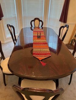 Mahogany expandable Dining Table with 6 Chairs and a china set