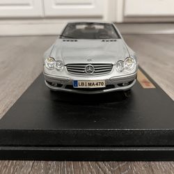 Diecast 1/18 Scale  Silver Mercedes-Benz SL 55 AMG  maisto great condition just missing both mirrors 