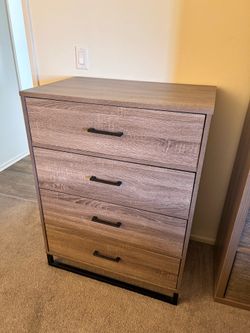 4-Drawer Dresser – Gray Wood Tone, Black Metal Legs