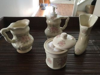 Lot of 4 beautiful flower ceramic bathroom set