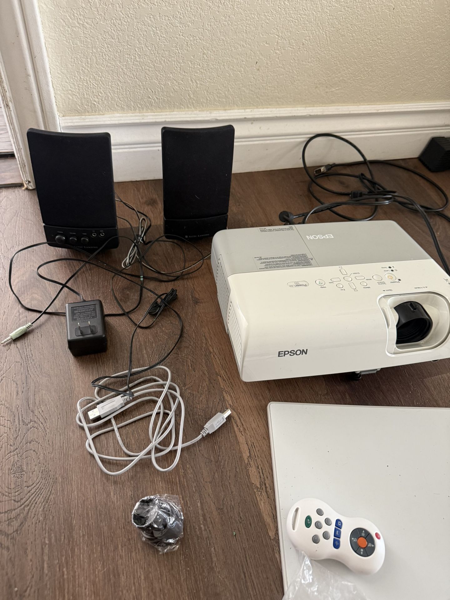 Epson PowerLite S5 3LCD Projector / speaker / control