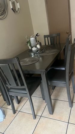 Comedor de 4 sillas y una banca