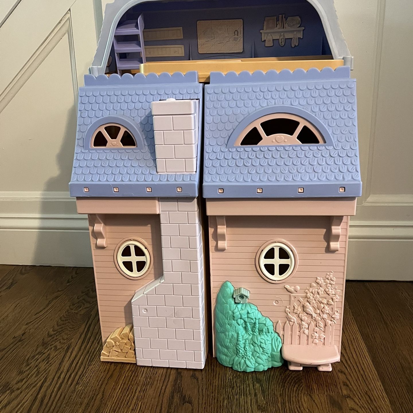 Vintage fisher price dollhouse with blue roof deals