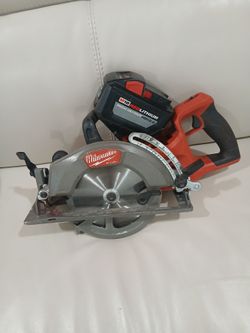 MILWAUKEE  FUEL   7-1/4"   REAR HANDLE  SAW ,,WITH 12.0 BATTERY in excellent conditions..$380